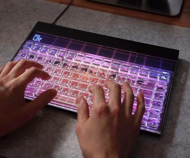 How a Keyboard With Display Enhances Real-Time Information Access